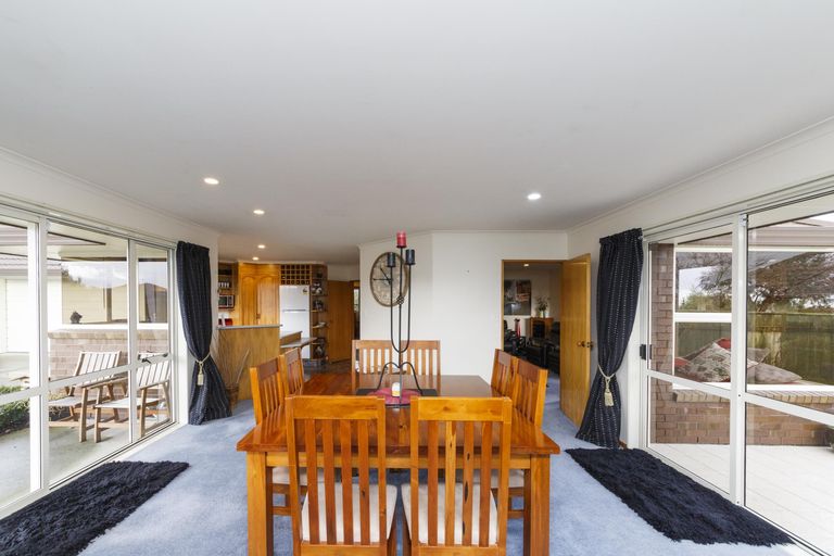 Photo of property in 27 Greenwood Place, Fitzherbert, Palmerston North, 4410