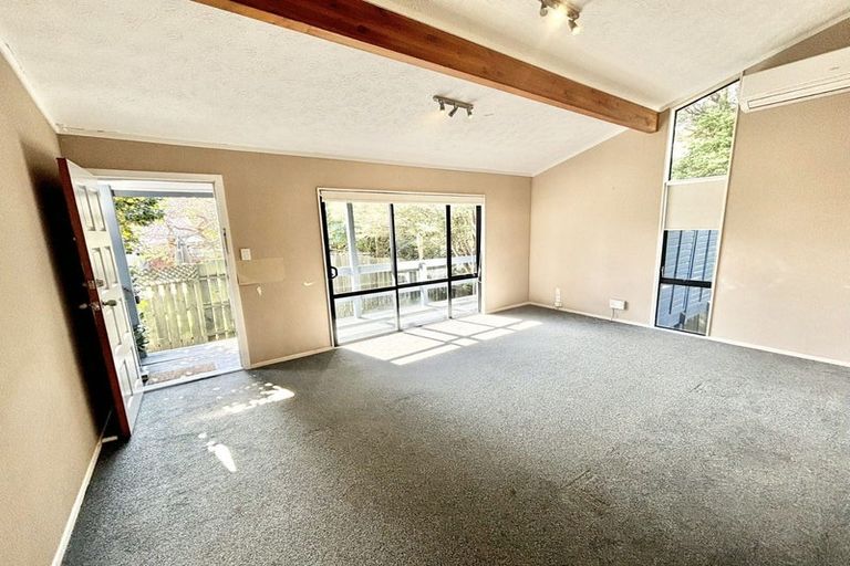 Photo of property in 77 Meadowvale Rise, Titirangi, Auckland, 0604