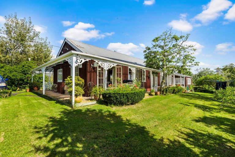 Photo of property in 98 Hanham Road, Kumeu, 0891