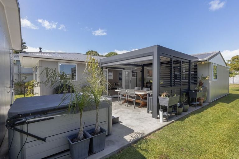 Photo of property in 2 Martin Road, Paraparaumu Beach, Paraparaumu, 5032