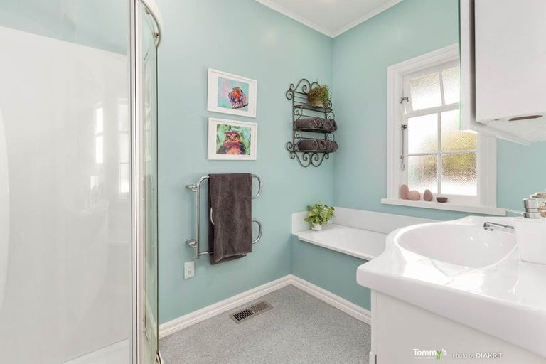 Photo of property in 17 Northland Road, Northland, Wellington, 6012