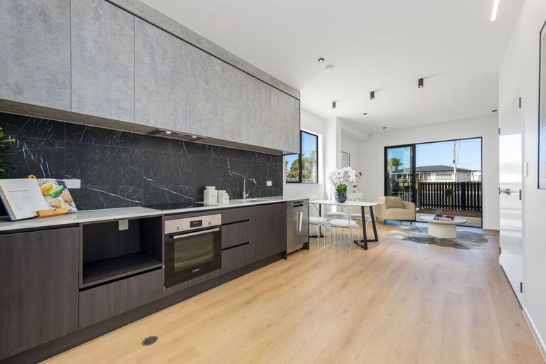 Photo of property in 13d Edgerton Road, Te Atatu Peninsula, Auckland, 0610