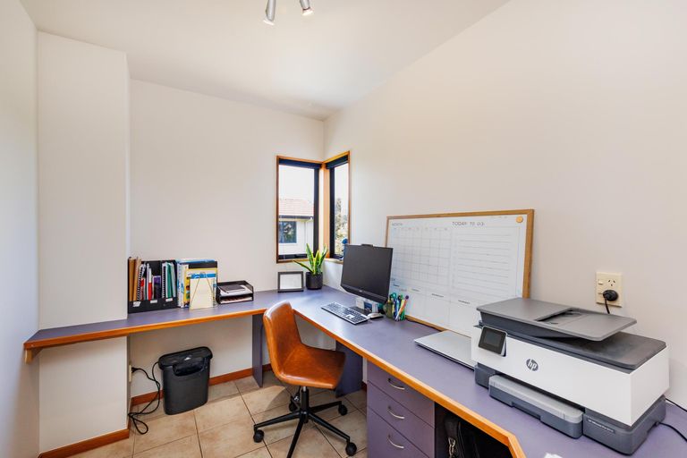 Photo of property in 33 Ruapehu Drive, Fitzherbert, Palmerston North, 4410