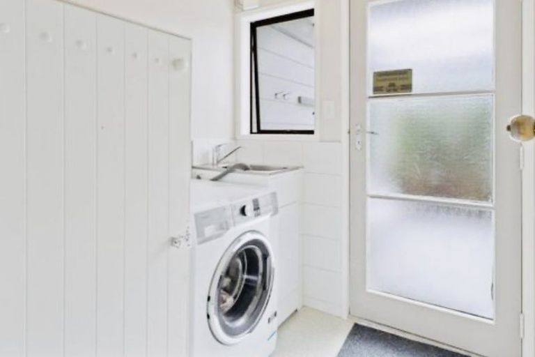 Photo of property in 30 Mannering Place, Hillcrest, Auckland, 0627