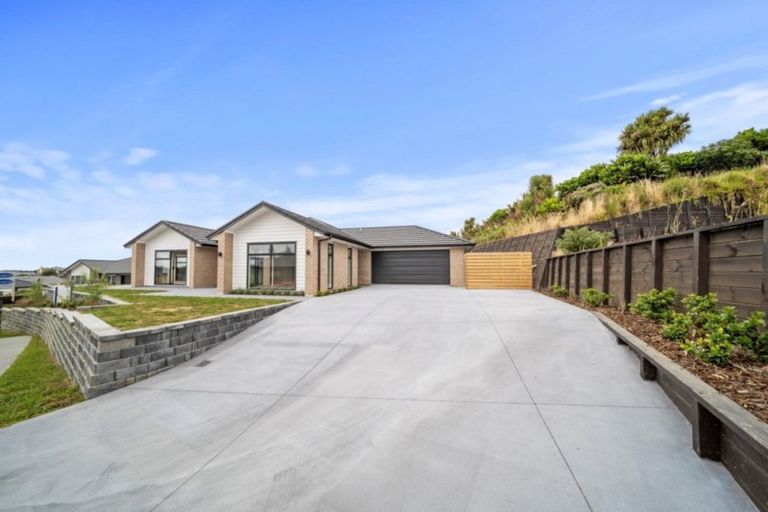 Photo of property in 5 Oakmont Crescent, Waiwhakaiho, New Plymouth, 4312