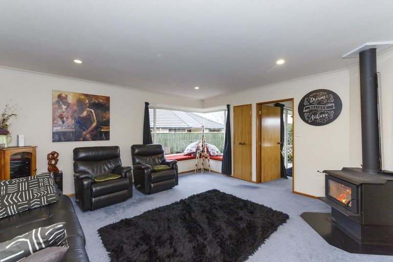 Photo of property in 27 Greenwood Place, Fitzherbert, Palmerston North, 4410