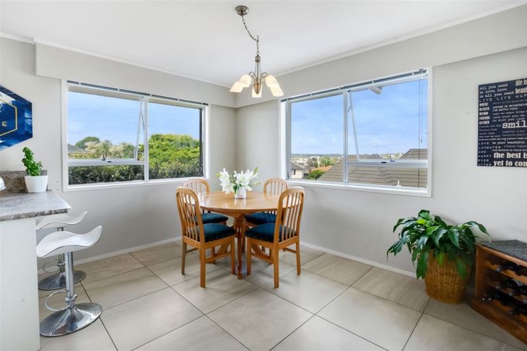 Photo of property in 9 Longbill Place, Glendene, Auckland, 0602