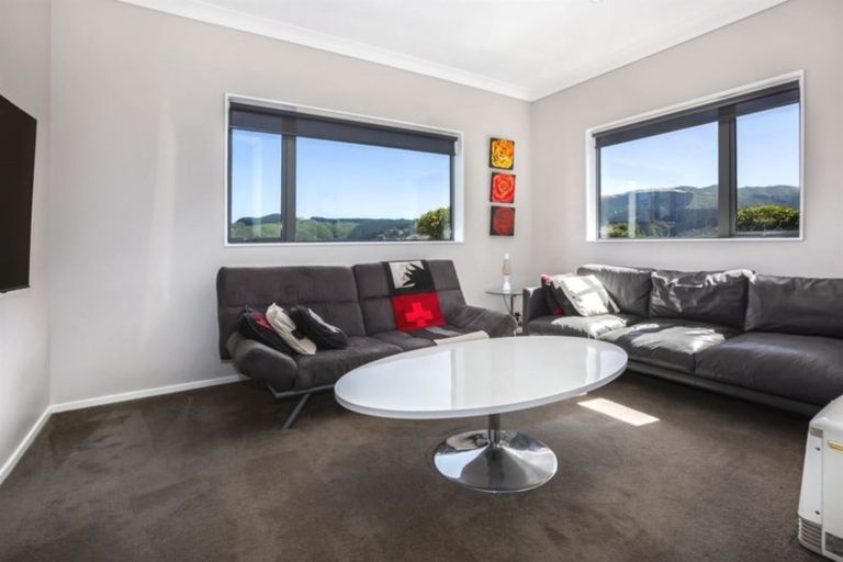 Photo of property in 129 Woodman Drive, Tawa, Wellington, 5028