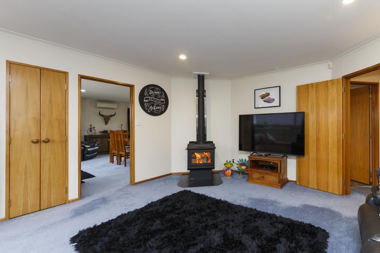 Photo of property in 27 Greenwood Place, Fitzherbert, Palmerston North, 4410