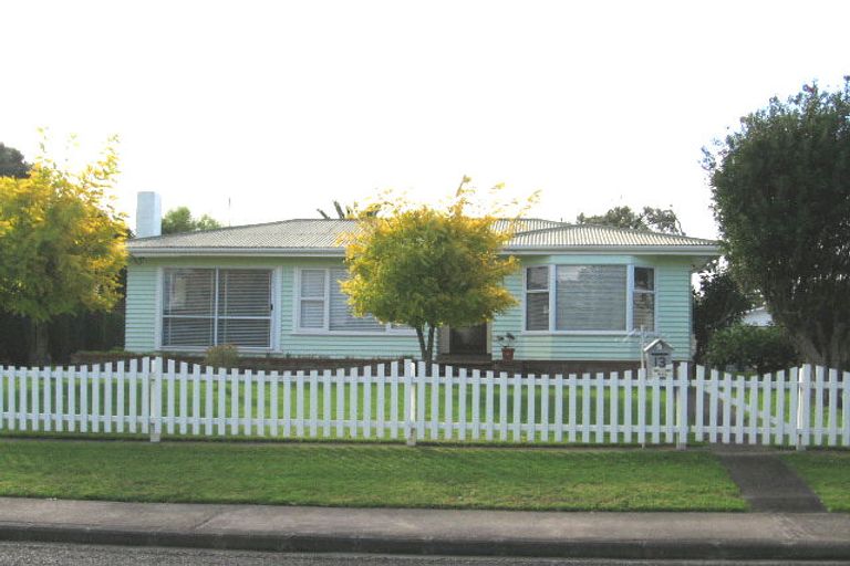 Photo of property in 13 Sylvan Crescent, Te Atatu South, Auckland, 0610