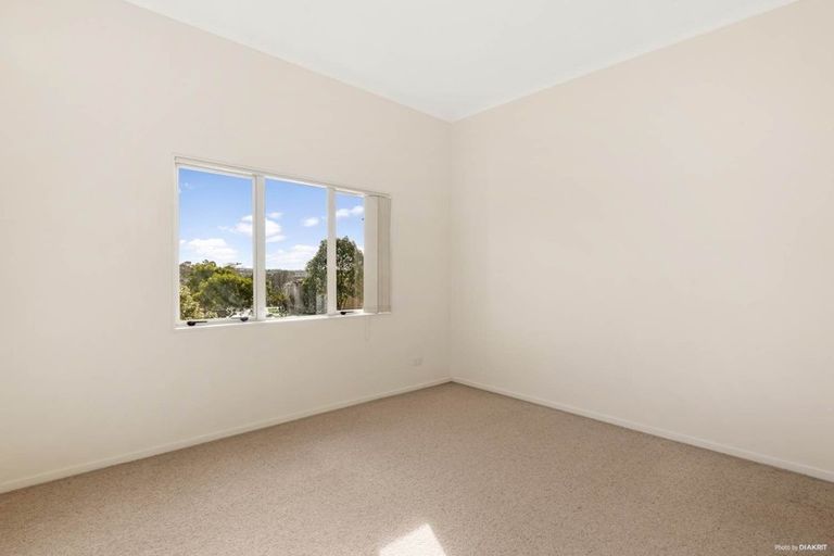 Photo of property in 16 Brashier Circle, Sunnyvale, Auckland, 0612