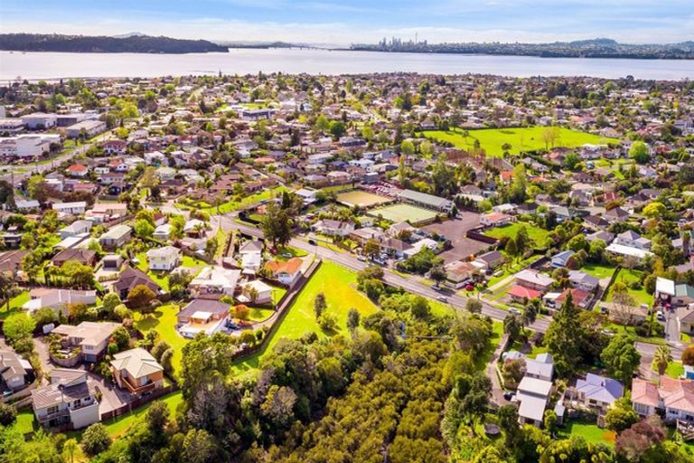 Photo of property in 17 Matipo Road, Te Atatu Peninsula, Auckland, 0610