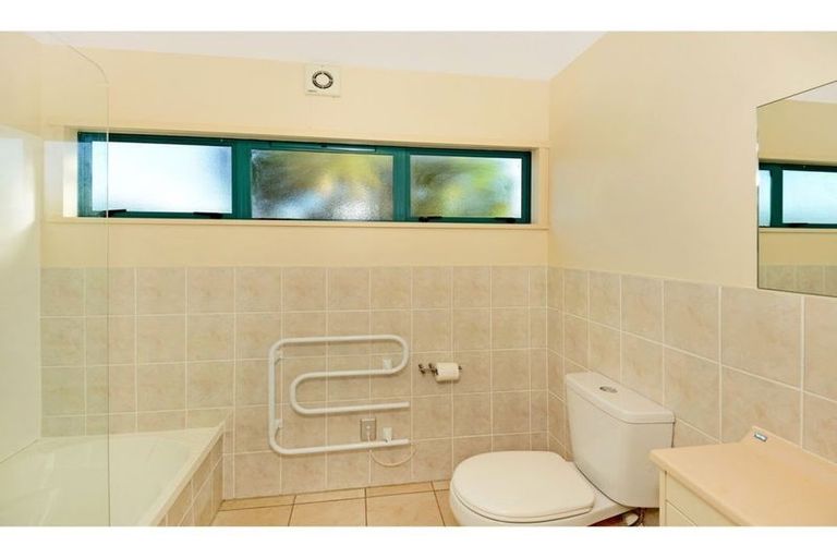 Photo of property in 2/23 Barker Rise, Northcross, Auckland, 0632