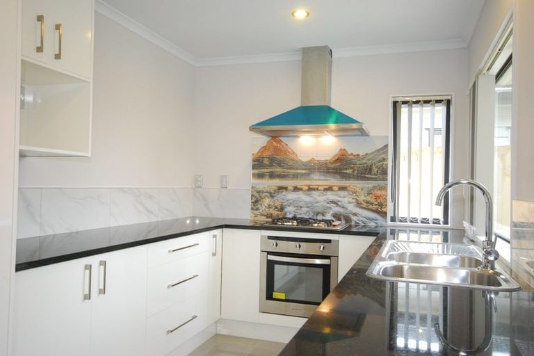 Photo of property in 8 Whekau Drive, Takanini, 2112