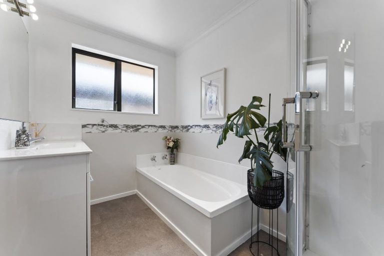 Photo of property in 25 Geneva Terrace, Kelvin Grove, Palmerston North, 4414