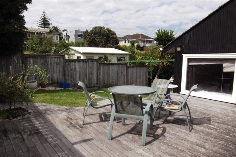 Photo of property in 2/11 Regent Street, Devonport, Auckland, 0624