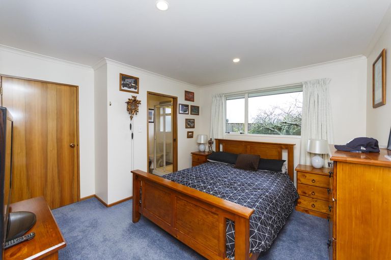 Photo of property in 27 Greenwood Place, Fitzherbert, Palmerston North, 4410