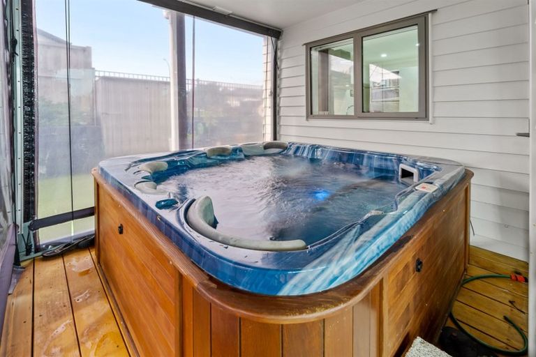 Photo of property in 18 Maylee Crescent, Gulf Harbour, Whangaparaoa, 0930