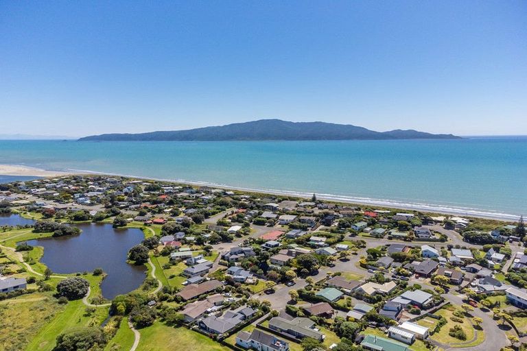 Photo of property in 10 Hastings Street, Waikanae Beach, Waikanae, 5036