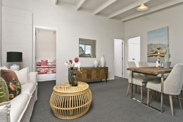 Photo of property in 2/6 Anne Road, Hillcrest, Auckland, 0627