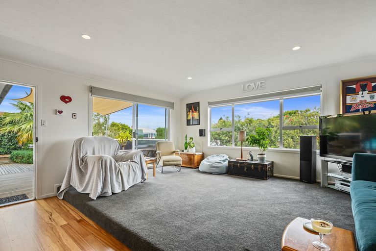 Photo of property in 6 Boler Place, New Lynn, Auckland, 0600