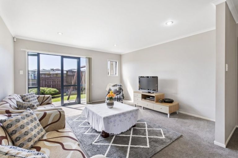 Photo of property in 3 Candlestick Place, Oteha, Auckland, 0632