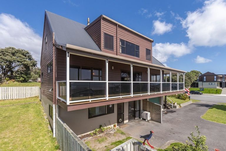 Photo of property in 11 Waiheke Street, Waikanae Beach, Waikanae, 5036