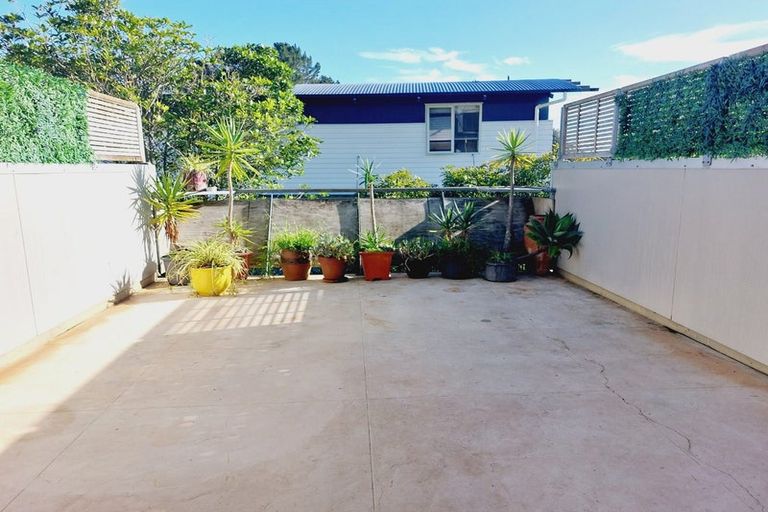 Photo of property in 2a/20 Ian Marwick Place, Birkenhead, Auckland, 0626