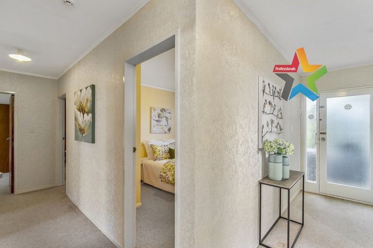 Photo of property in 18 Salford Street, Newlands, Wellington, 6037