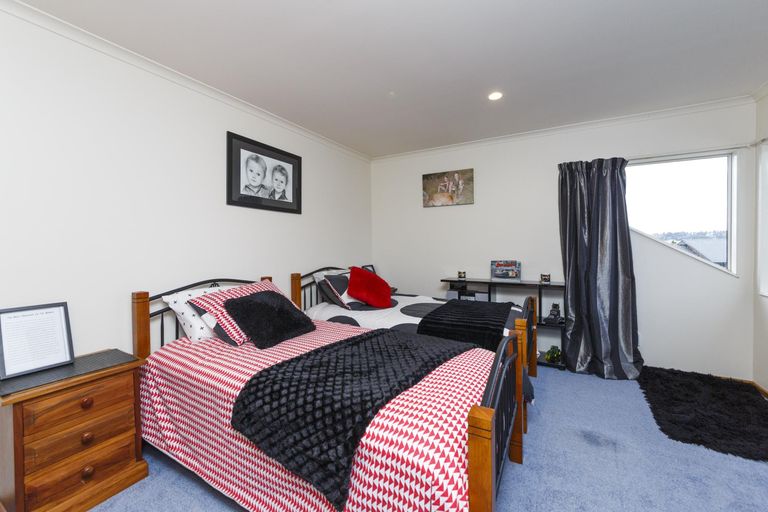 Photo of property in 27 Greenwood Place, Fitzherbert, Palmerston North, 4410