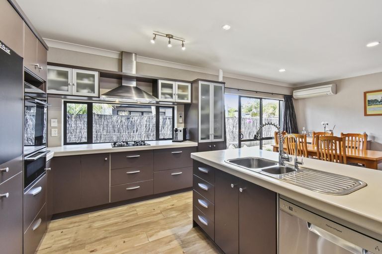 Photo of property in 25 Girvan Terrace, Wattle Downs, Auckland, 2103