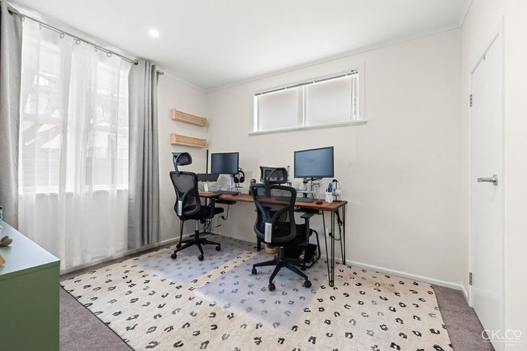 Photo of property in 1a Saulbrey Grove, Woburn, Lower Hutt, 5010