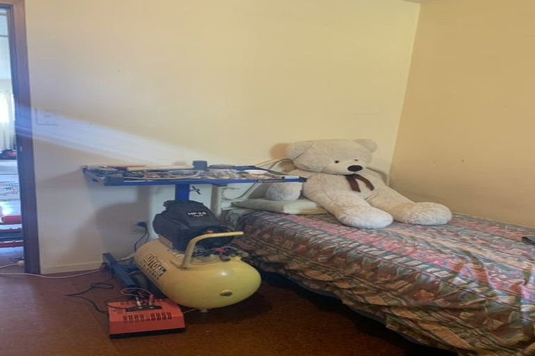 Photo of property in 32 Te Atatu Road, Te Atatu South, Auckland, 0610