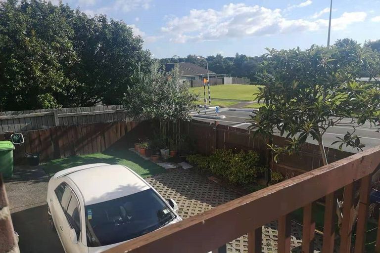 Photo of property in 2/66 Aviemore Drive, Highland Park, Auckland, 2010