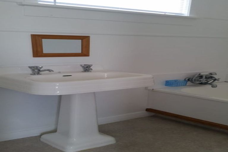 Photo of property in 2 Cambridge Street, Patea, 4520