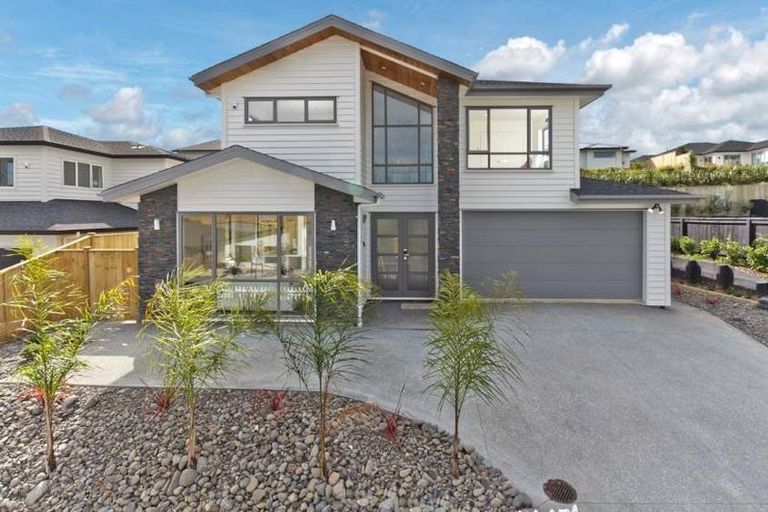 Photo of property in 10 Syd Grant Crescent, Orewa, 0931