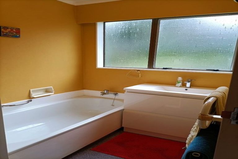 Photo of property in 4 Makatote Grove, Churton Park, Wellington, 6037