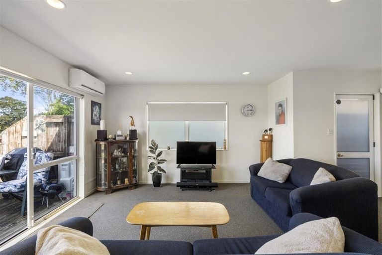 Photo of property in 51 Queen Mary Avenue, New Lynn, Auckland, 0600