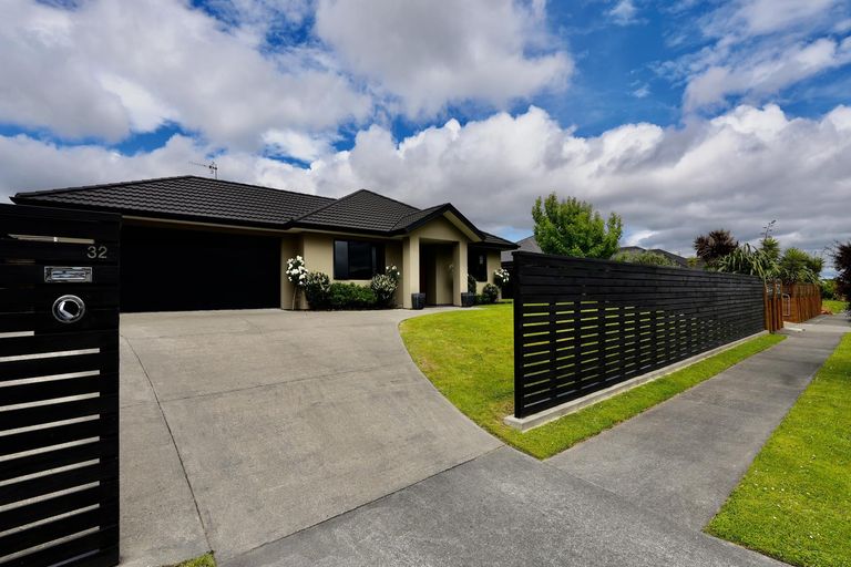 Photo of property in 32 Rosalie Terrace, Kelvin Grove, Palmerston North, 4414