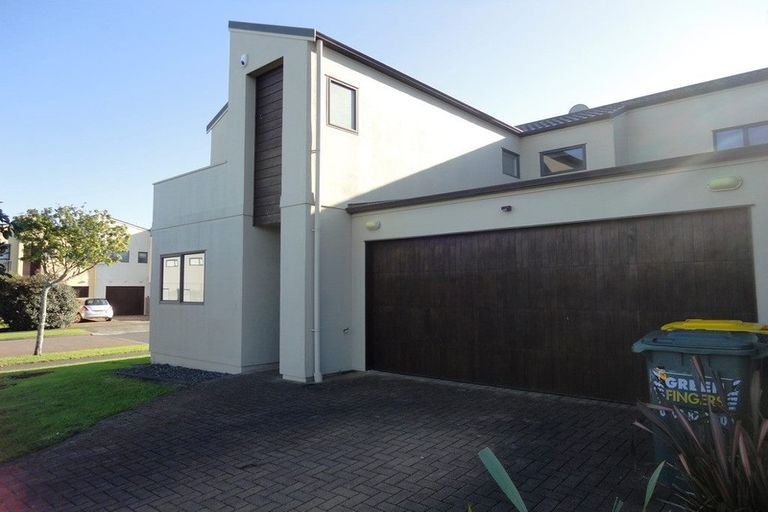 Photo of property in 2 Nagle Place, Golflands, Auckland, 2013