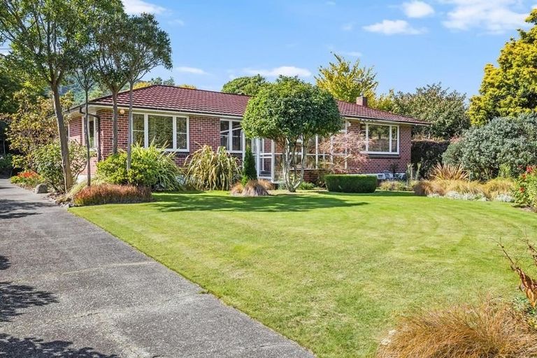 Photo of property in 11 Iti Grove, Waikanae, 5036