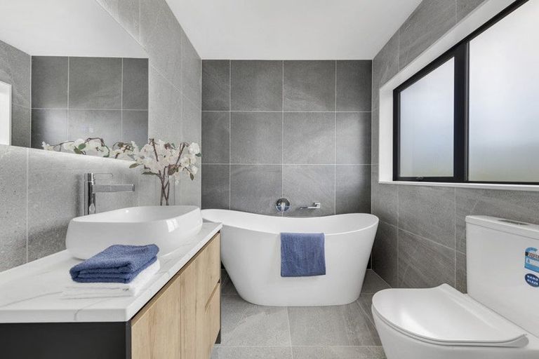 Photo of property in 2a Ballyalton Crescent, Flat Bush, Auckland, 2019