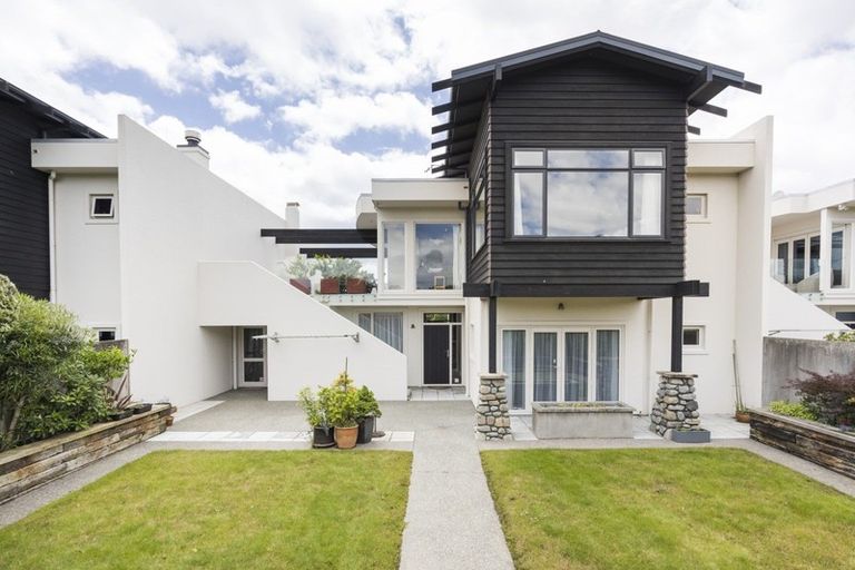Photo of property in 8 Fairway Grove, Hokowhitu, Palmerston North, 4410