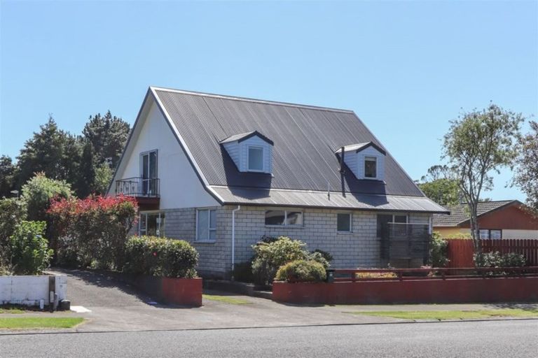 Photo of property in 24 Kowhai Street, Inglewood, 4330