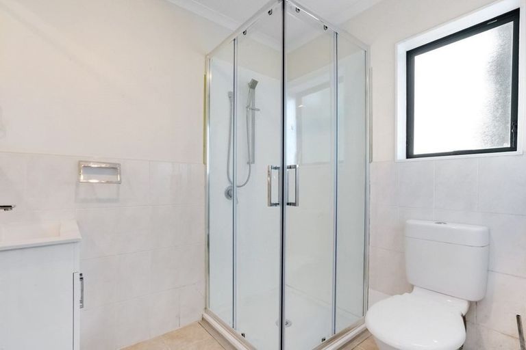 Photo of property in 17 Glenveagh Park Drive, Weymouth, Auckland, 2103