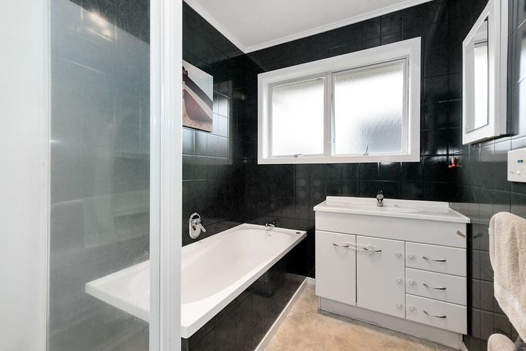 Photo of property in 2 Morrow Avenue, St Andrews, Hamilton, 3200