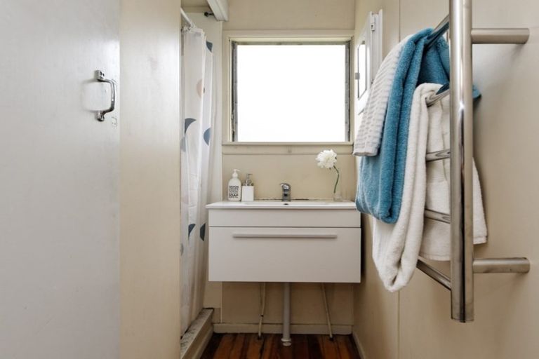 Photo of property in 22 North Piha Road, Piha, New Lynn, 0772