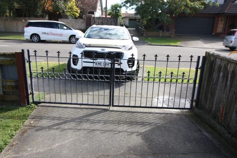 Photo of property in 2 Caroline Crescent, Highbury, Palmerston North, 4412