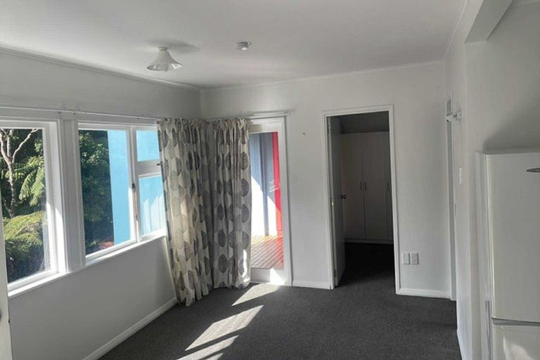 Photo of property in 4/8 Kaitawa Road, York Bay, Lower Hutt, 5013
