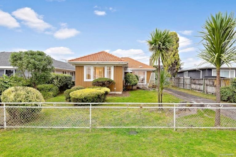Photo of property in 14 Taikata Road, Te Atatu Peninsula, Auckland, 0610